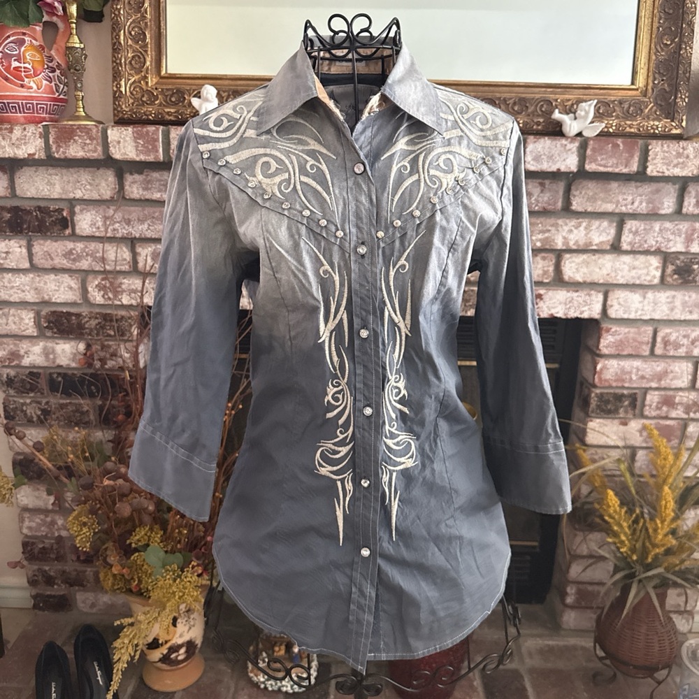 Roar Women’s Gray Fitted Embroidered Cross 3/4 Sleeve Button Down Shirt Gothic